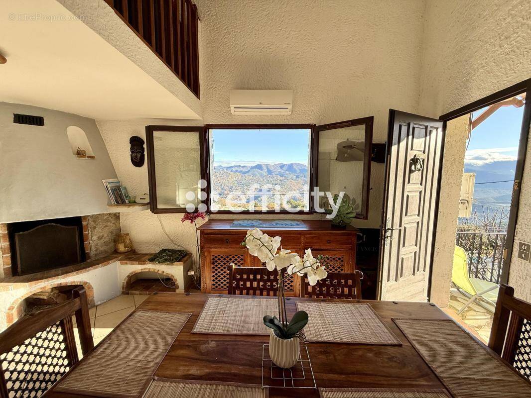 Maison à CHATEAUNEUF-VILLEVIEILLE