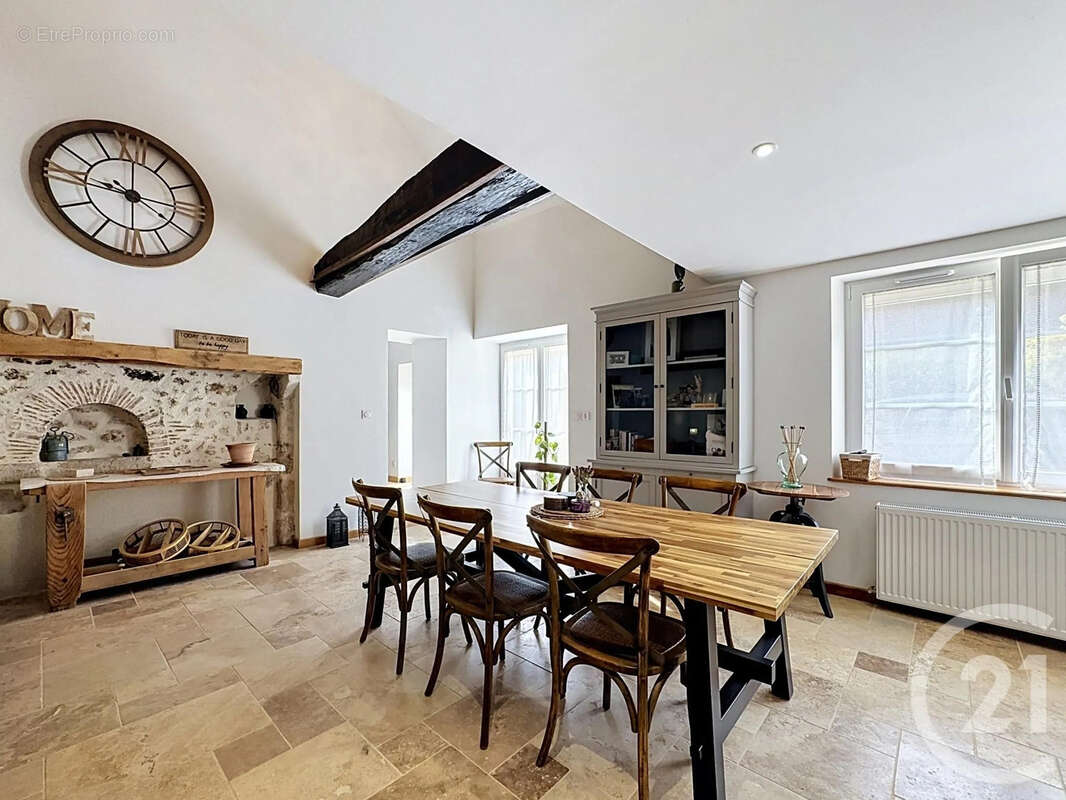 Maison 160 m² à Clery-Saint-Andre  - photo 2