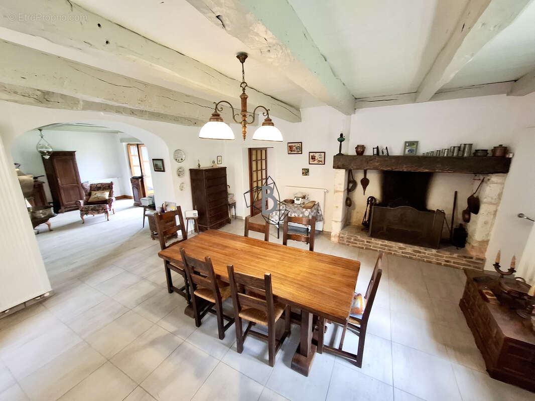 Maison à CHAMPAGNAC-DE-BELAIR