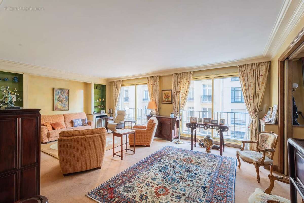 Appartement à PARIS-16E