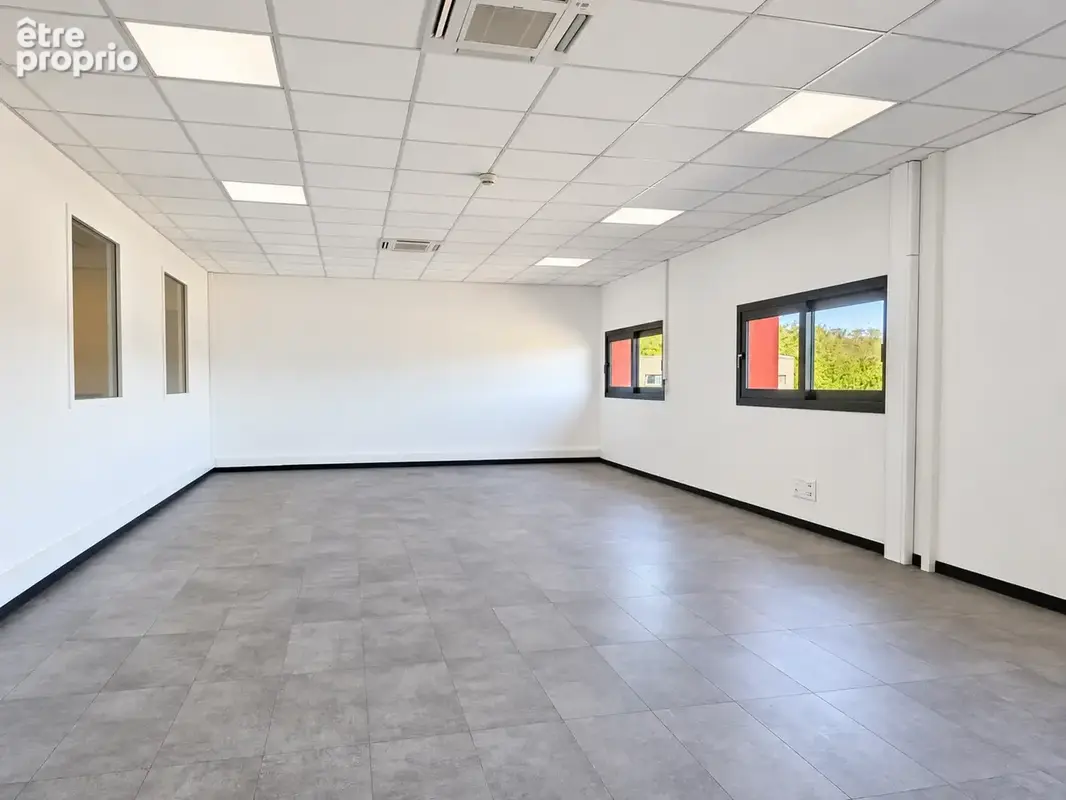 Local d’activité 199,52 m2  avec stockage, bureaux et 3 parkings  a la ville-aux-dames - photo 2