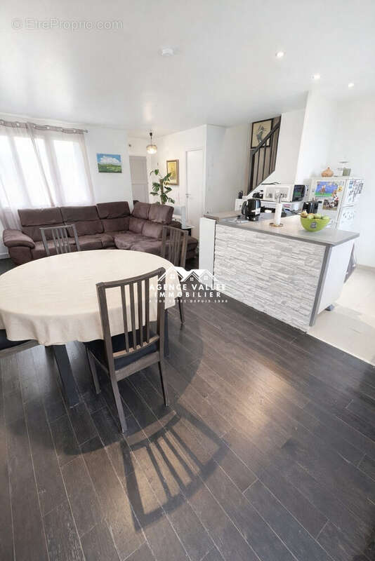 Pièce à vivre - Maison à SAINT-GERMAIN-LES-CORBEIL