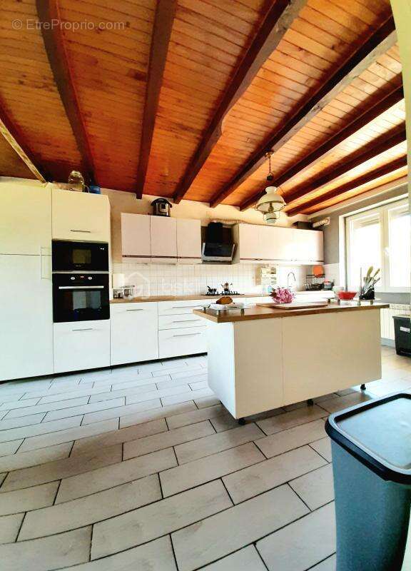 Maison à LA CHAPELLE-MONTBRANDEIX