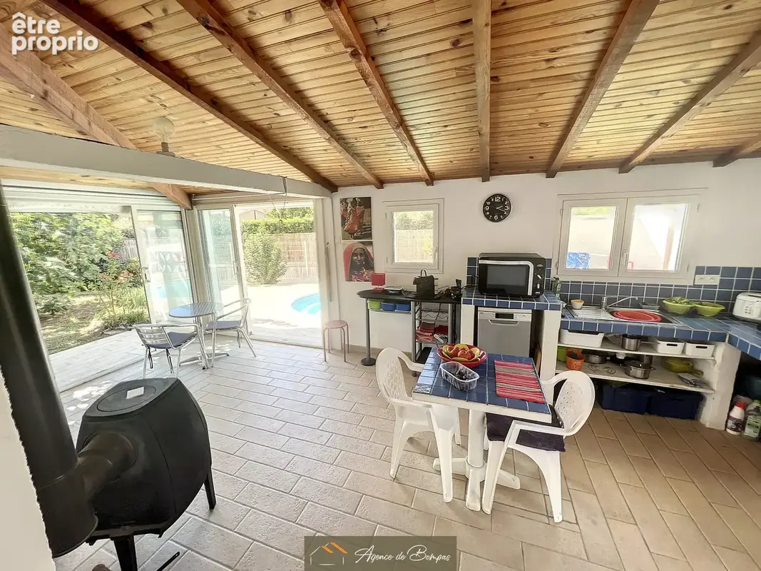 Villa 3 faces de type 4 -piscine - garage - jardin - photo 7