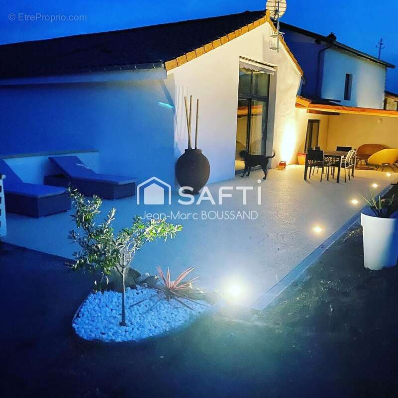 Maison 324 m² à Saint-Pierre-Le-Vieux  - photo 6