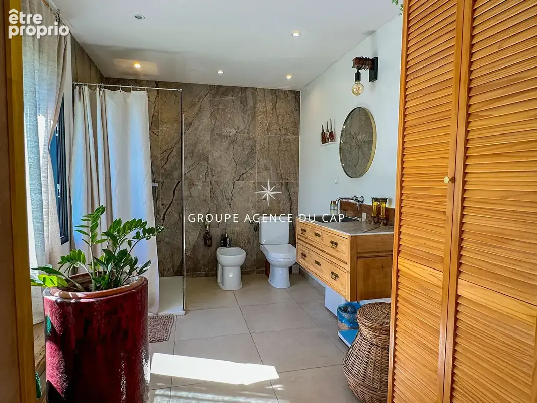 A vendre villa 168m² 5 chambres en suite appartement independant et communiquant piscine et mer a 400m, à15min a pied du centre  - photo 12
