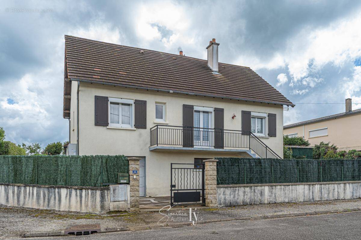 Maison à MAGNAC-BOURG