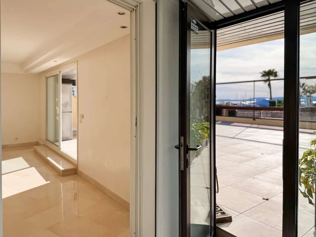 Appartement à SAINT-LAURENT-DU-VAR