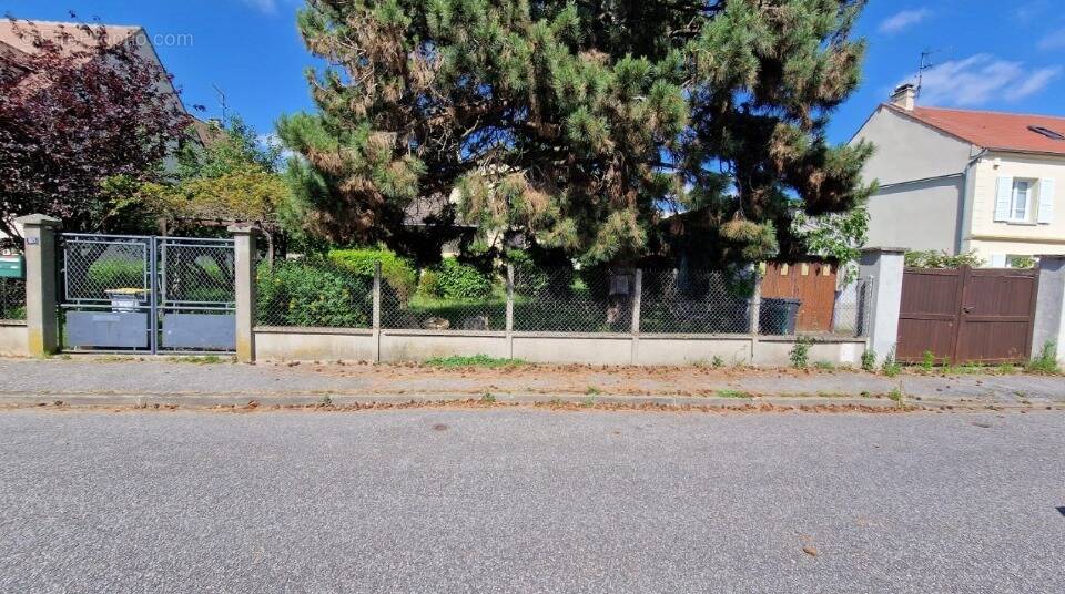 Terrain à LES CLAYES-SOUS-BOIS