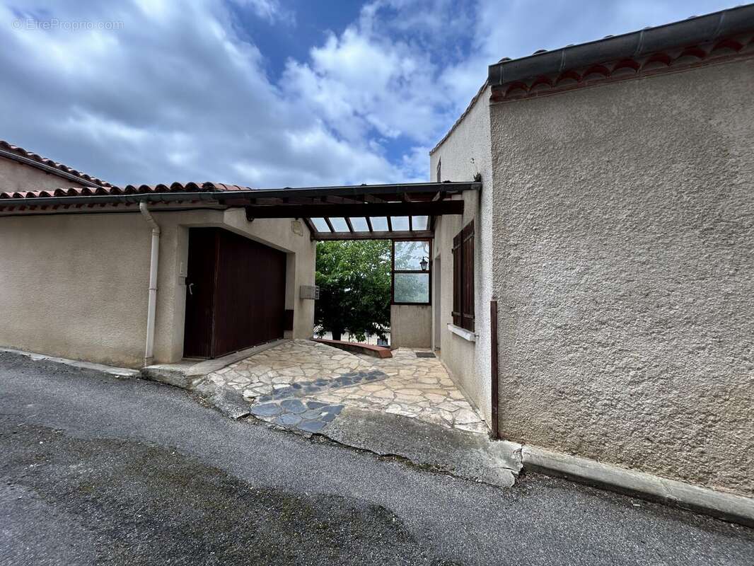 garage à gauche et entrée à droite 