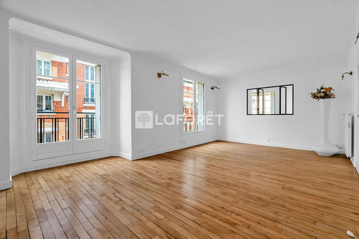 Appartement à PARIS-16E