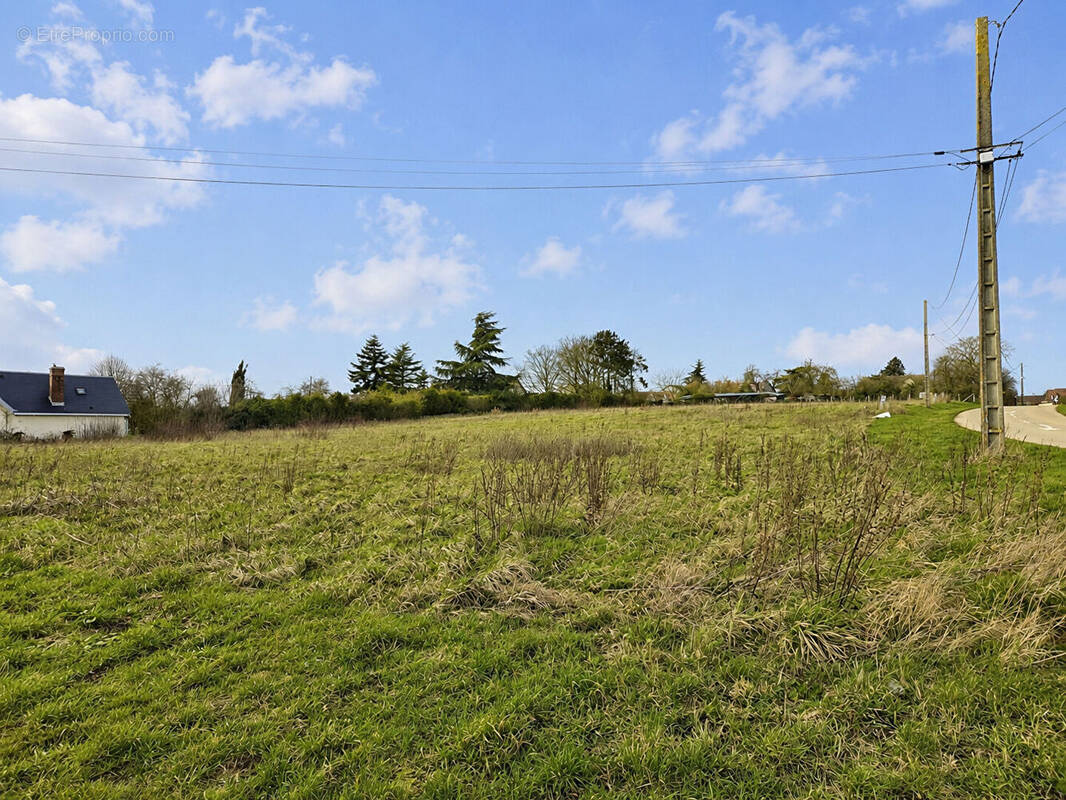 Terrain à TREMBLAY-LES-VILLAGES
