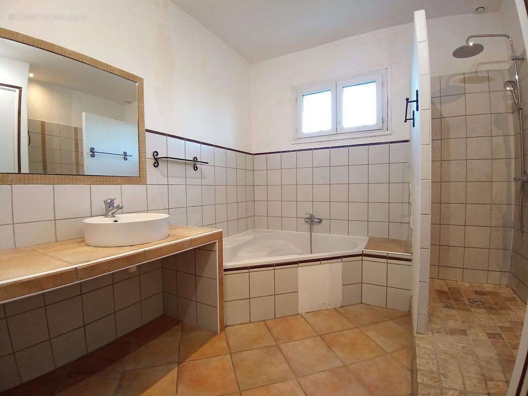 Maison à CAMARET-SUR-AIGUES