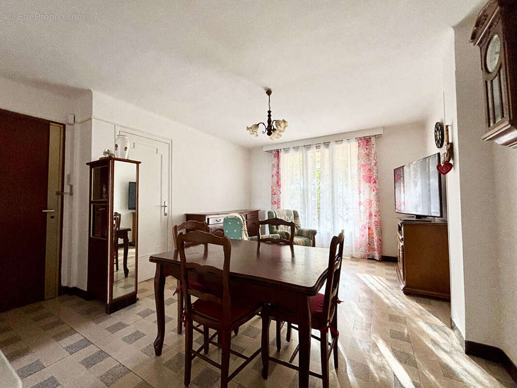 Appartement à MARSEILLE-5E