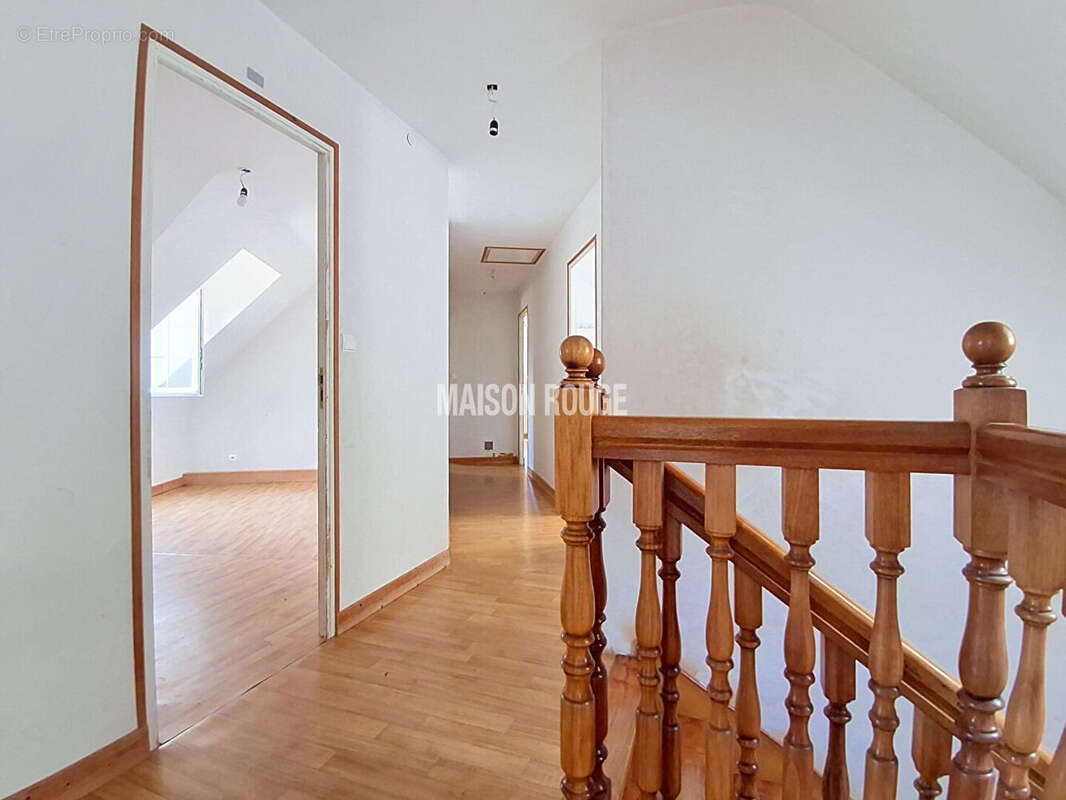 Maison familiale avec vie de plain-pied - Cinq chambres + bureau - Sous-sol complet et vaste terrain à SAINT-DONAN - photo 10