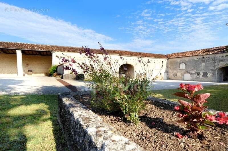 Propriete à vendre 8 pièces COGNAC (16) - photo 8