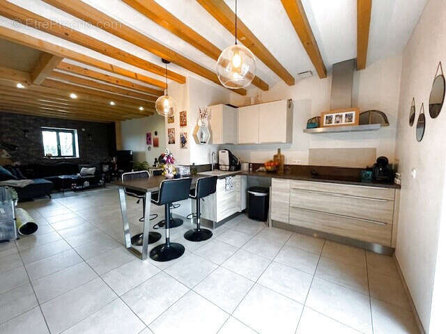 Appartement à SERRIERES-DE-BRIORD