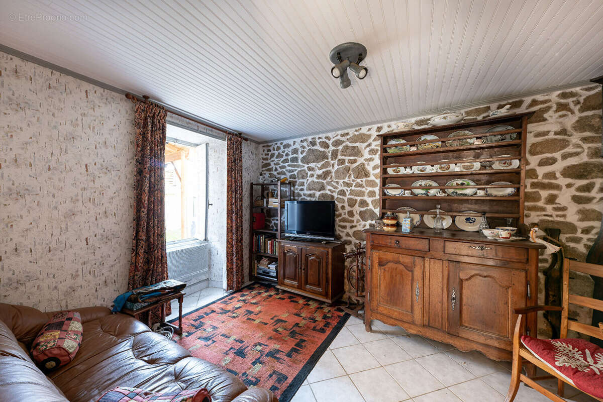 Maison à CHAMPAGNAT-LE-JEUNE