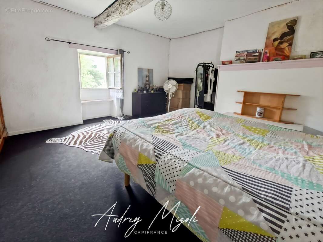 Maison en pierre au cœur de la nature, 109m², 3 chambres, garage et grande dépendance, au bord d'une rivière, terrain 1 hectare - photo 11
