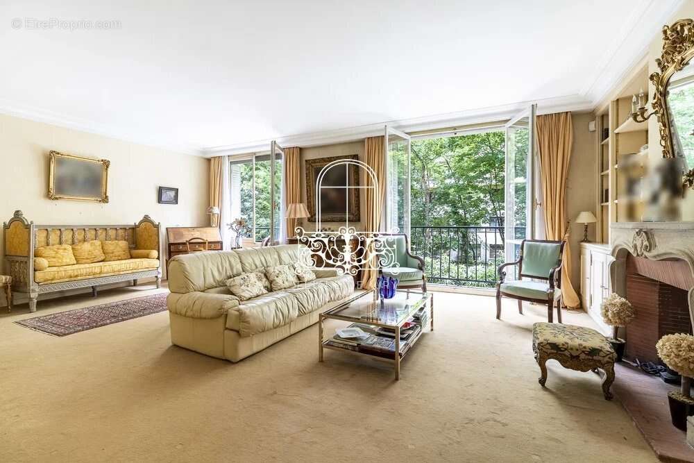 Appartement à PARIS-16E