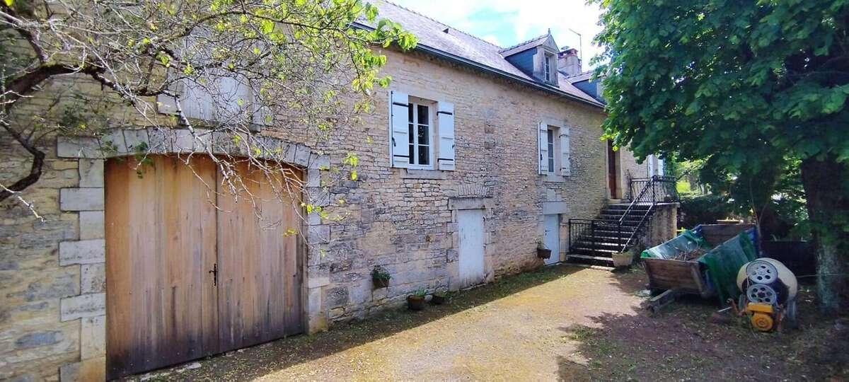 Maison de Bourg sur un terrain clos de 2365m² - photo 4