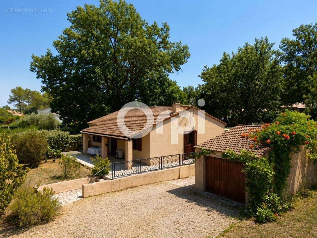 Calme-piscine-plain pied-annexes-tout à l'égout-localisation proche commodités-terrain plat clōturé - photo 3