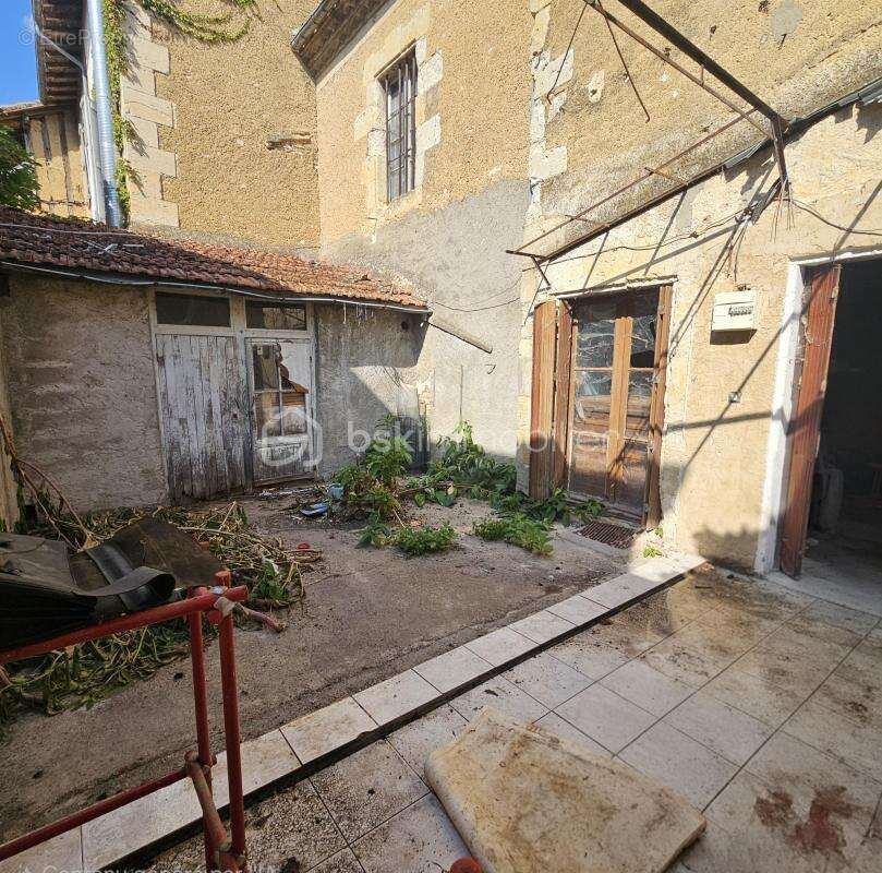 FLEURANCE — CŒUR DE VILLE Maison de ville de 114m2 traversante avec cour et appentis — A rénover. Fort potentiel - photo 20