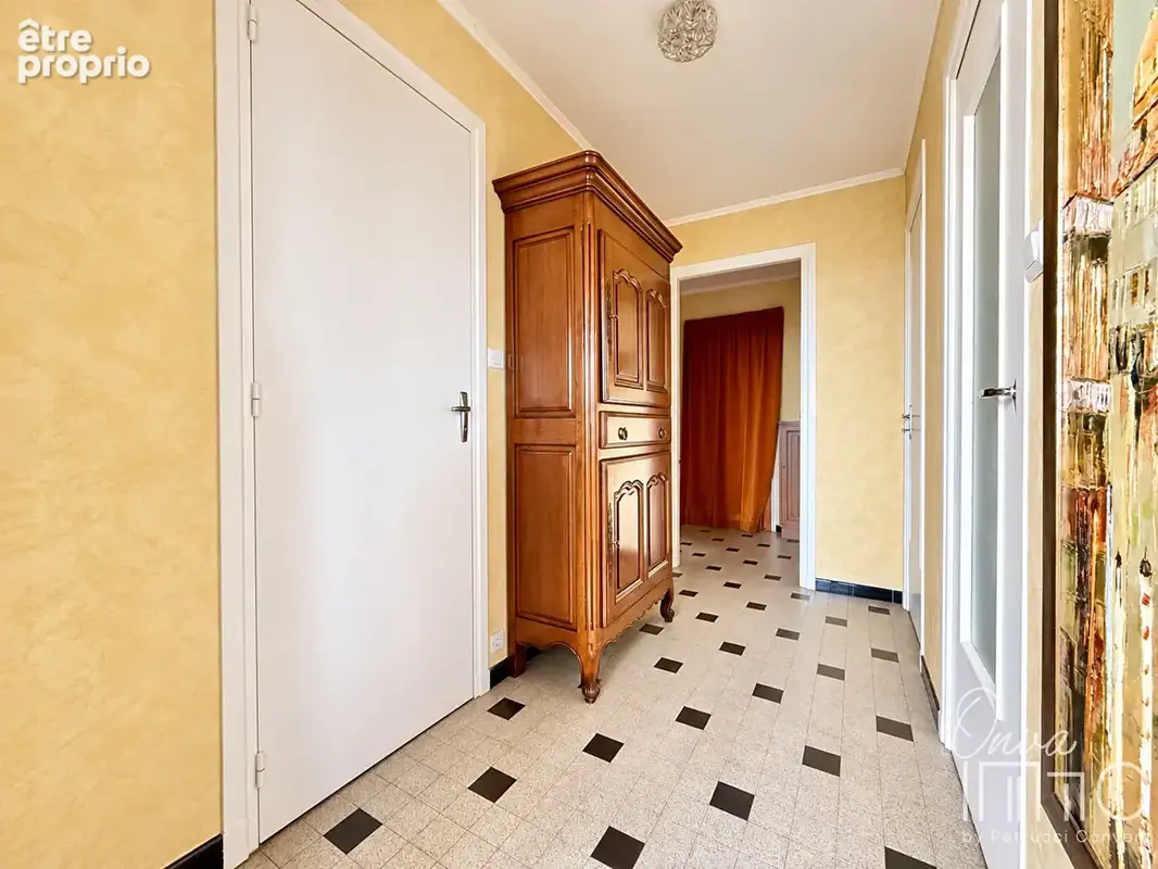Fontaines-sur-Saône - Dernier étage - T2 de 55m² avec balcon et cave. - photo 6