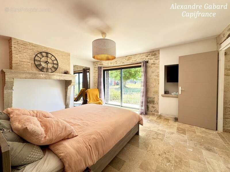 SUD REOLAIS - Maison en pierre rénovée - 7 chambres - Terrain 5 000 m² - Piscine - Dépendances - photo 8