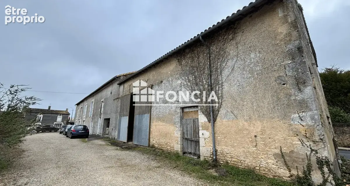 Corps de ferme divisé en 4 logements dont 1 actuellement loué + grand garage + grande grange - photo 2