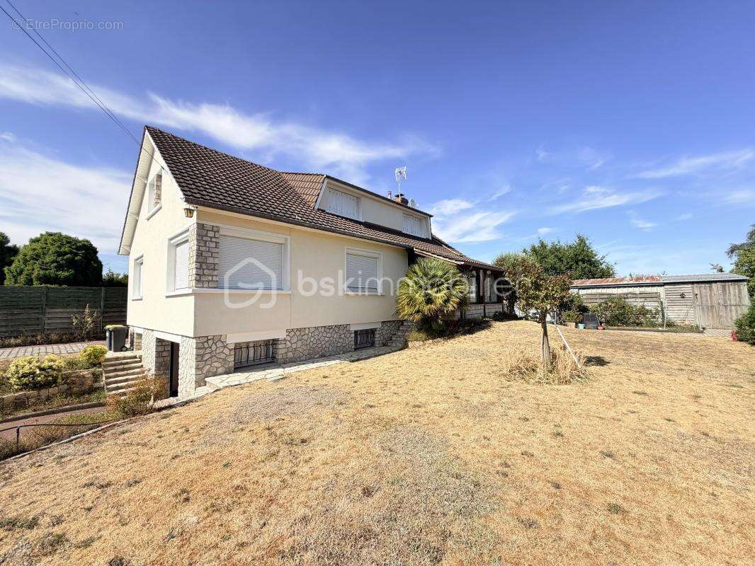 Maison familiale de 136 m² avec sous-sol complet et dépendances - photo 16
