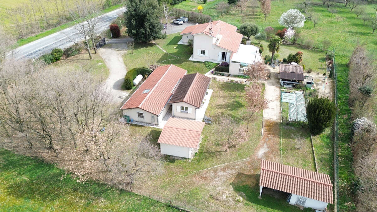 Maison à LAPEYROUSE-MORNAY