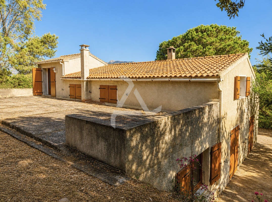 Maison t7 en pierre de taille granite à 15 mn au sud porto-vecchio - photo 2