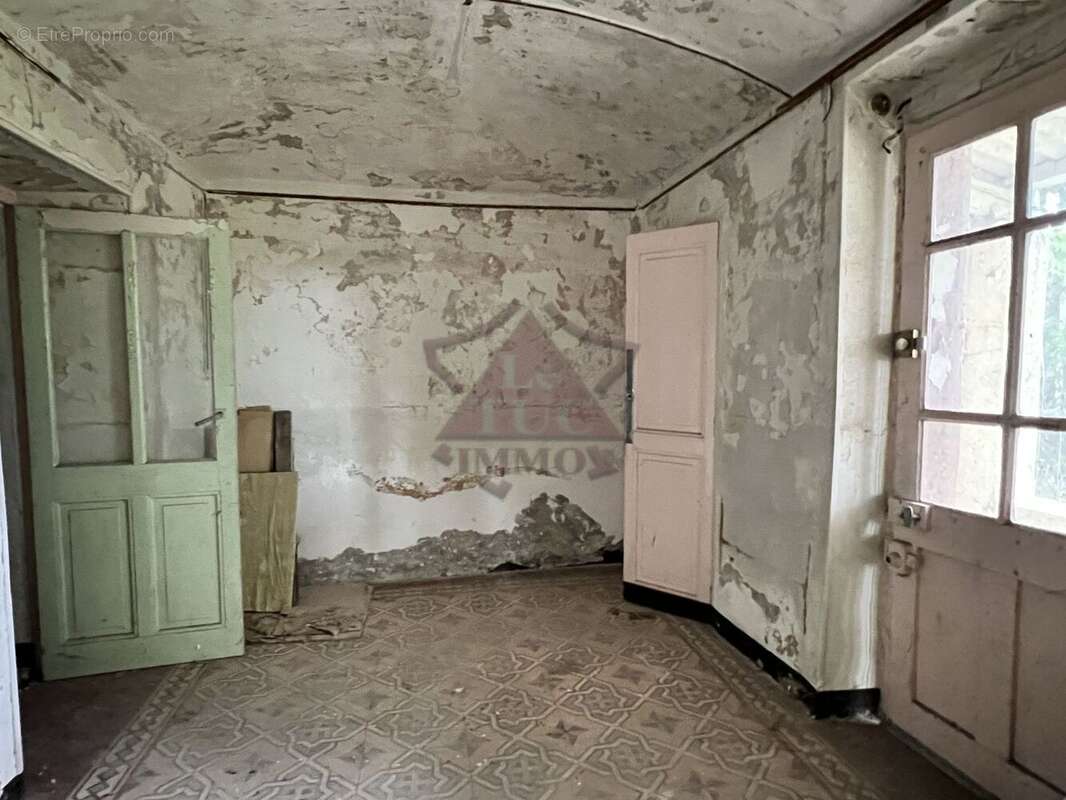 Maison a renover sur un grand terrain - photo 4