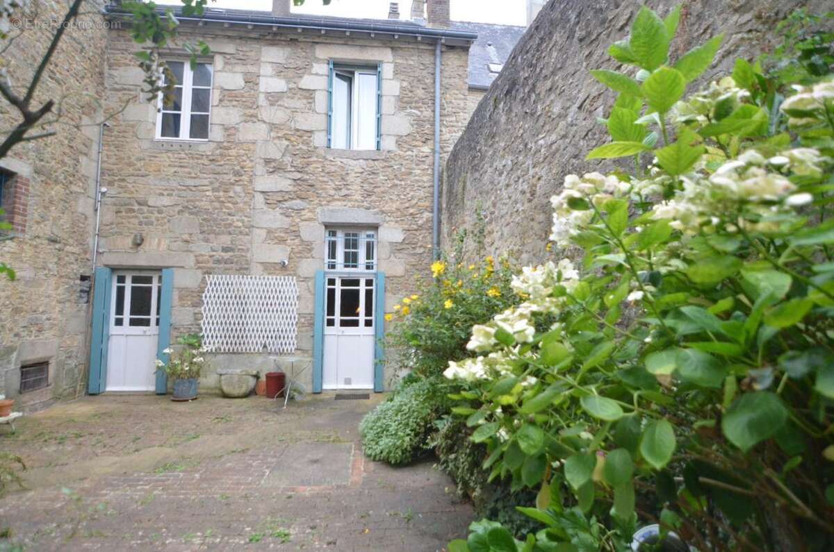 Maison hyper centre ville avec jardin - photo 12