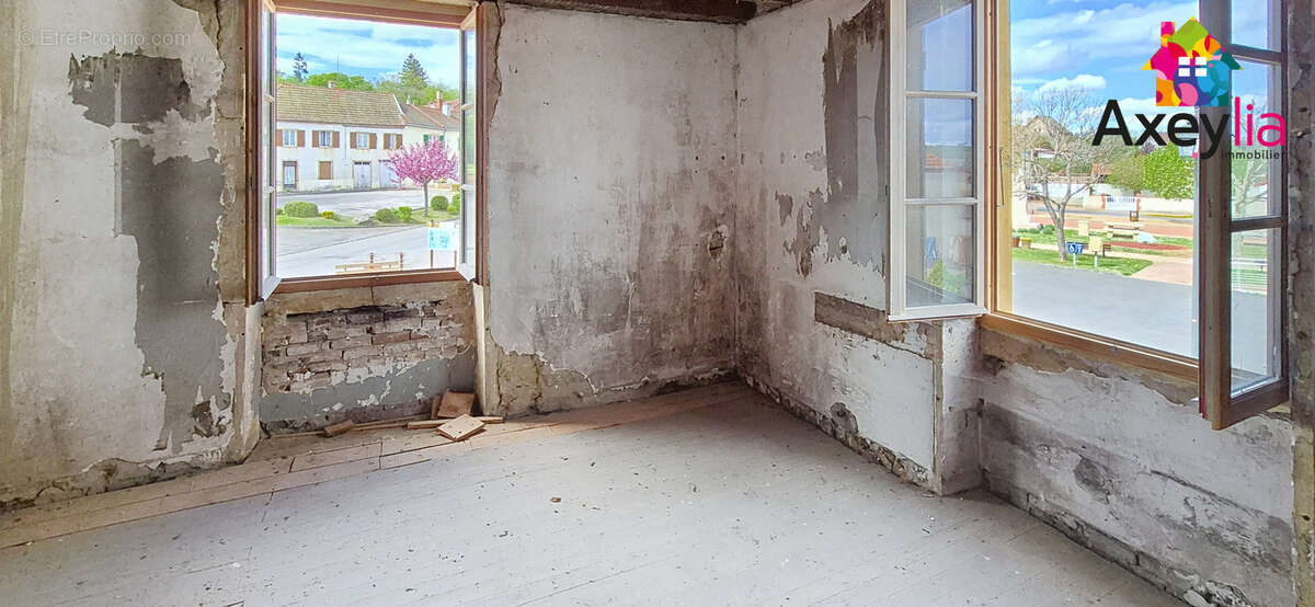 A vendre - secteur melay - maison de village avec terrain a restaurer - photo 4