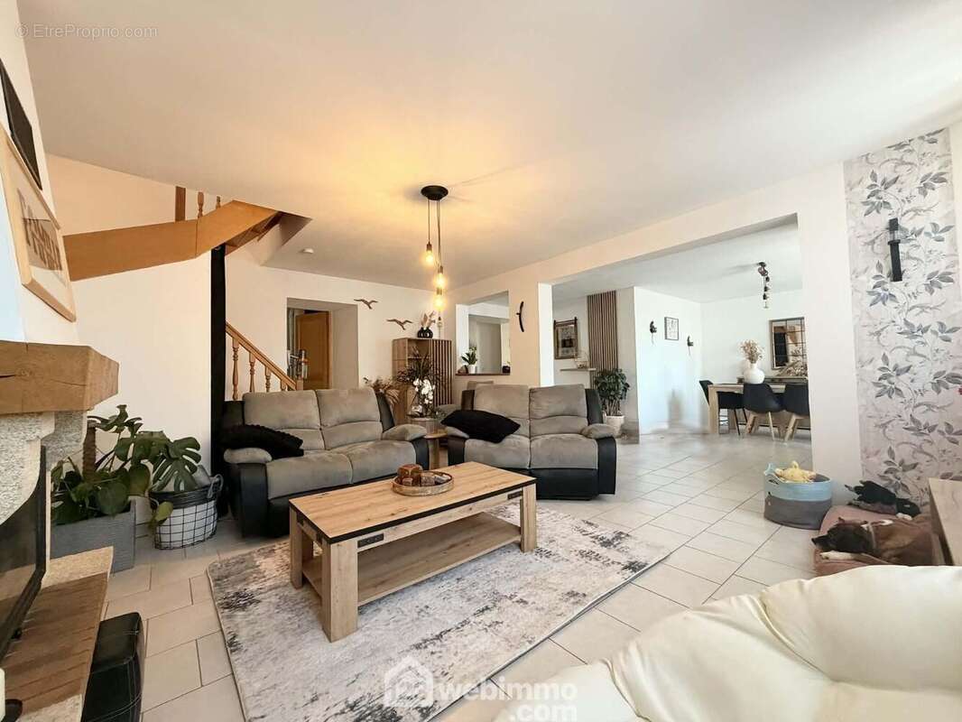 Une belle pièce de vie lumineuse de 52 m² comprenant ...