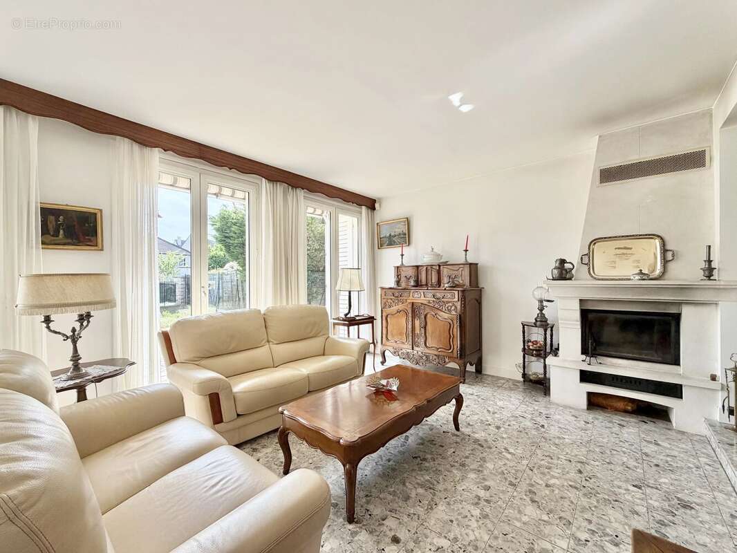 Maison à VERRIERES-LE-BUISSON