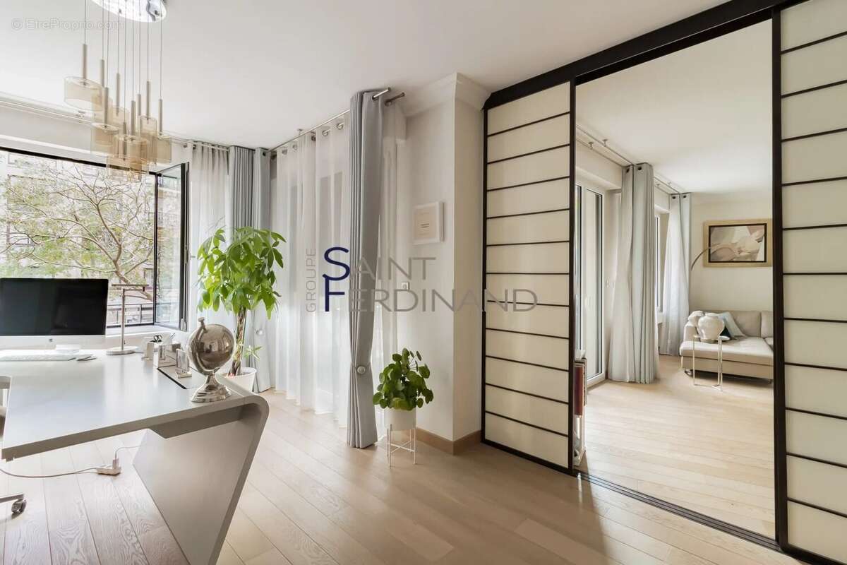 Appartement à PARIS-16E