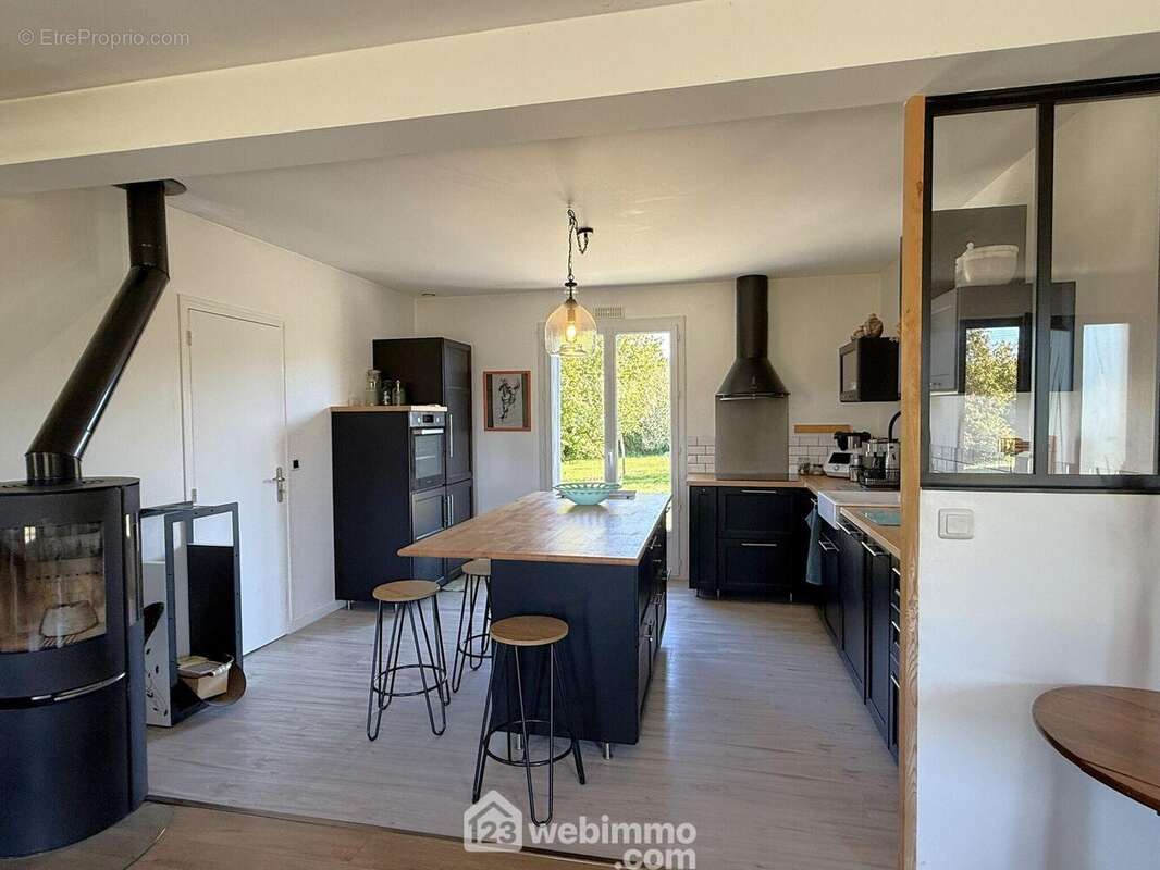 Et une cuisine ouverte façon US, entièrement aménagée équipée. - Maison à MIGNE-AUXANCES