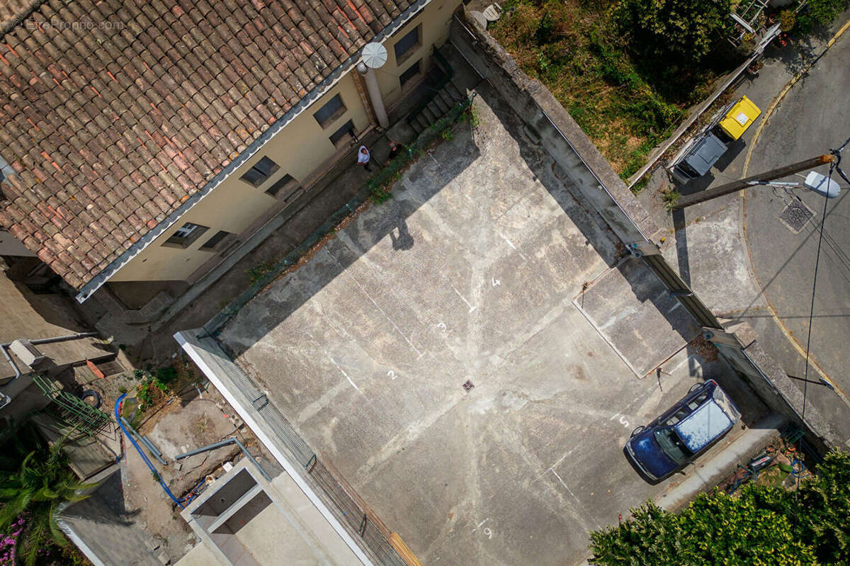 CARCASSONNE FACE CITE Immeuble sans copropriété 6 logements, 2 commerces et parking de 6 places - photo 3
