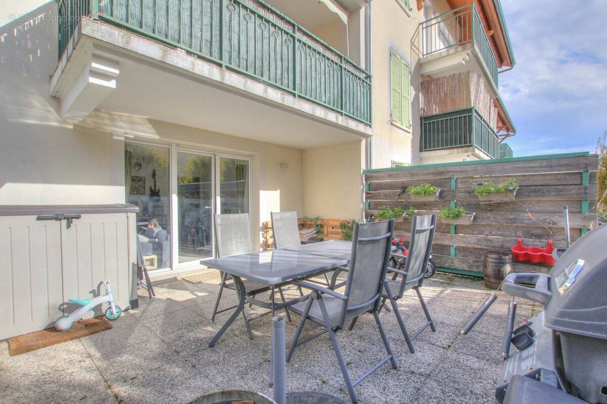 Appartement à COLLONGES