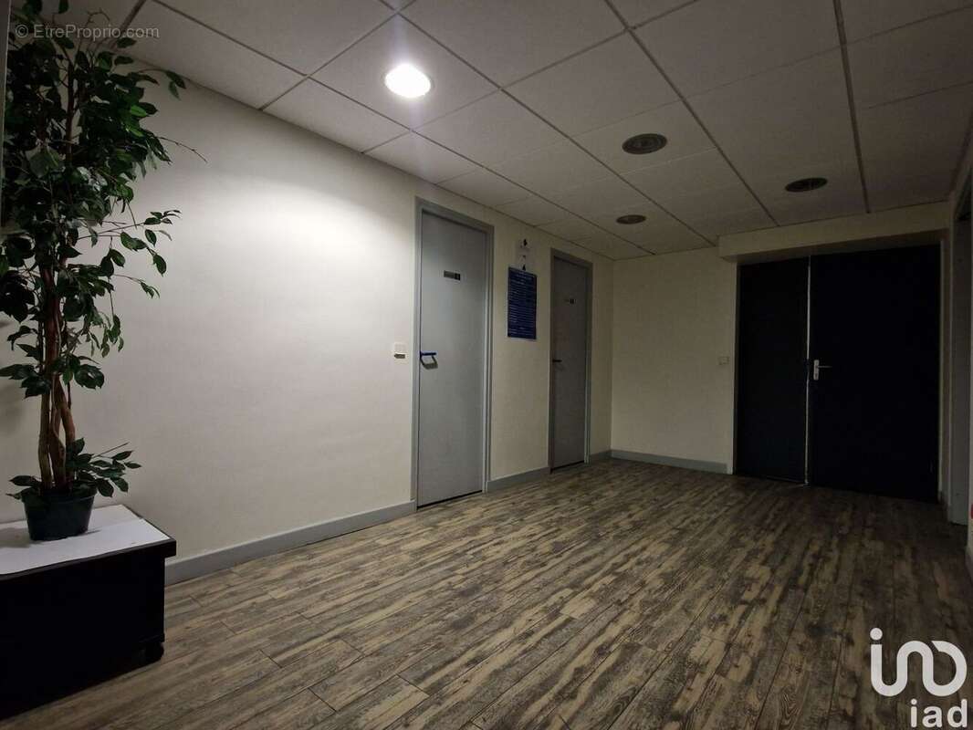 Photo 2 - Commerce à LA CELLE-SAINT-CLOUD