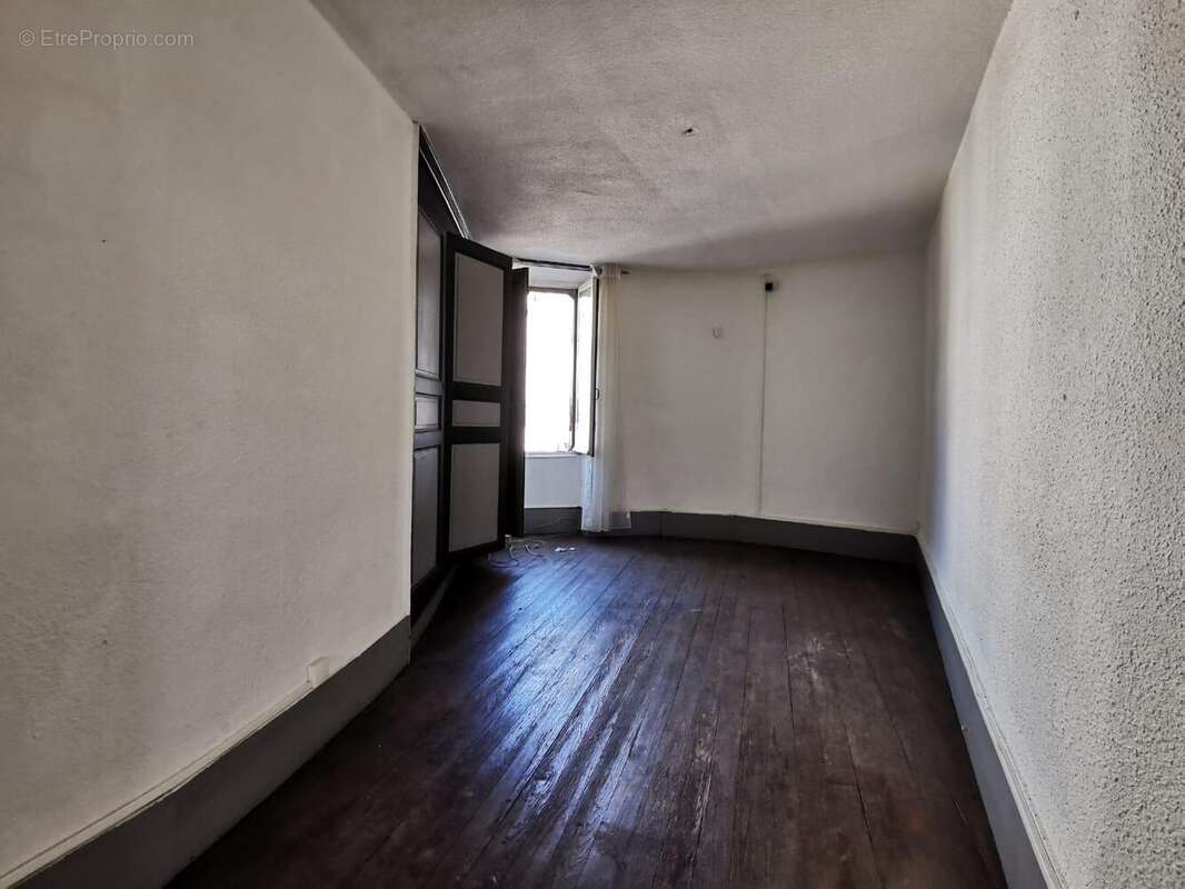   - Commerce à AUBENAS