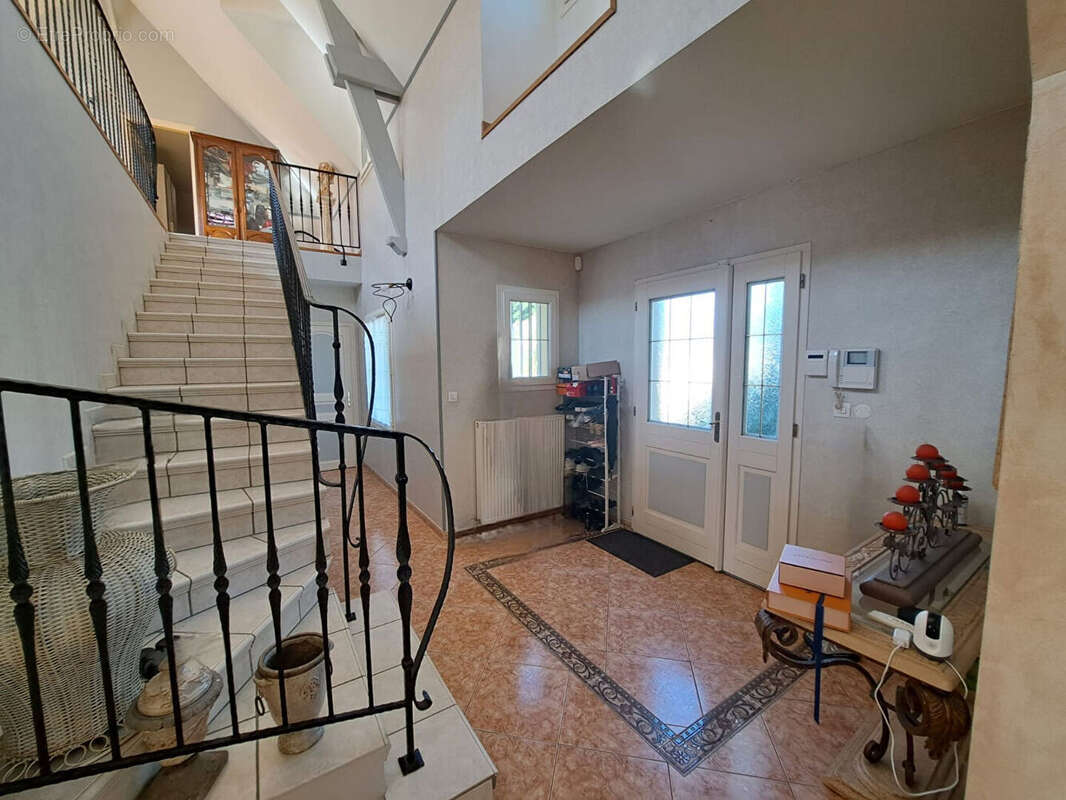 Belle demeure de 342m²  avec piscine intérieur, sous-sol total dans le village de FAVRIEUX - photo 4
