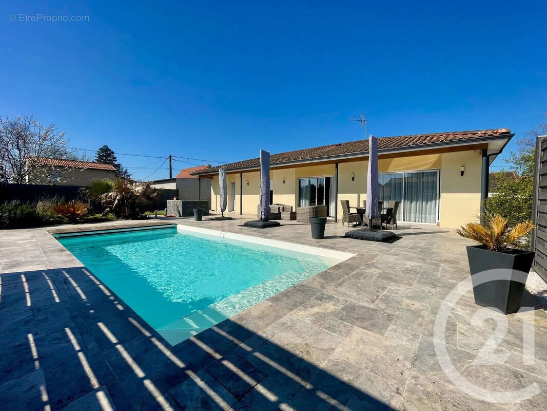 Maison 110 m² à Saint-Medard-De-Guizieres  - photo 9