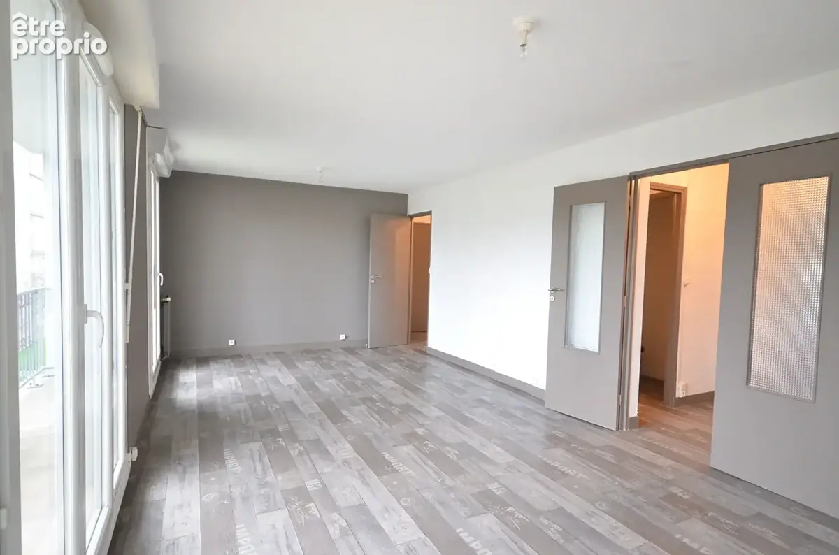 BREST KERGOAT - Proche facs, Type 4 entièrement rénové de 74m² avec place de parking - photo 2
