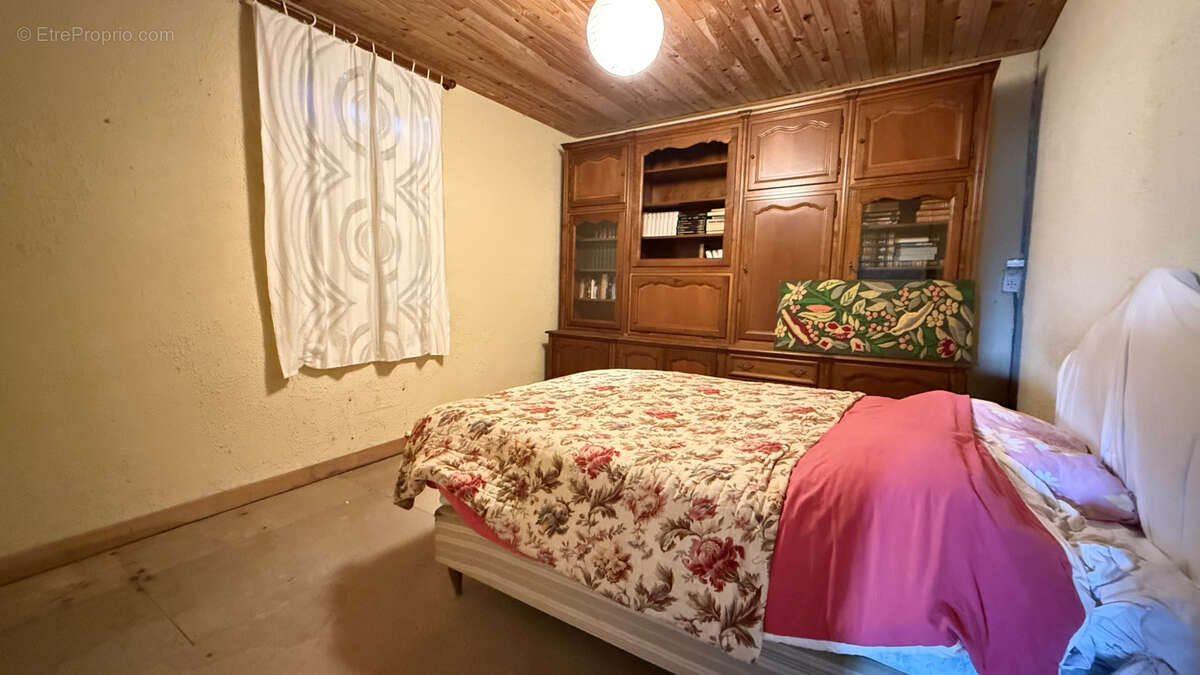 Maison de campagne familiale à rénover entièrement avec grand terrain et dépendances - photo 18