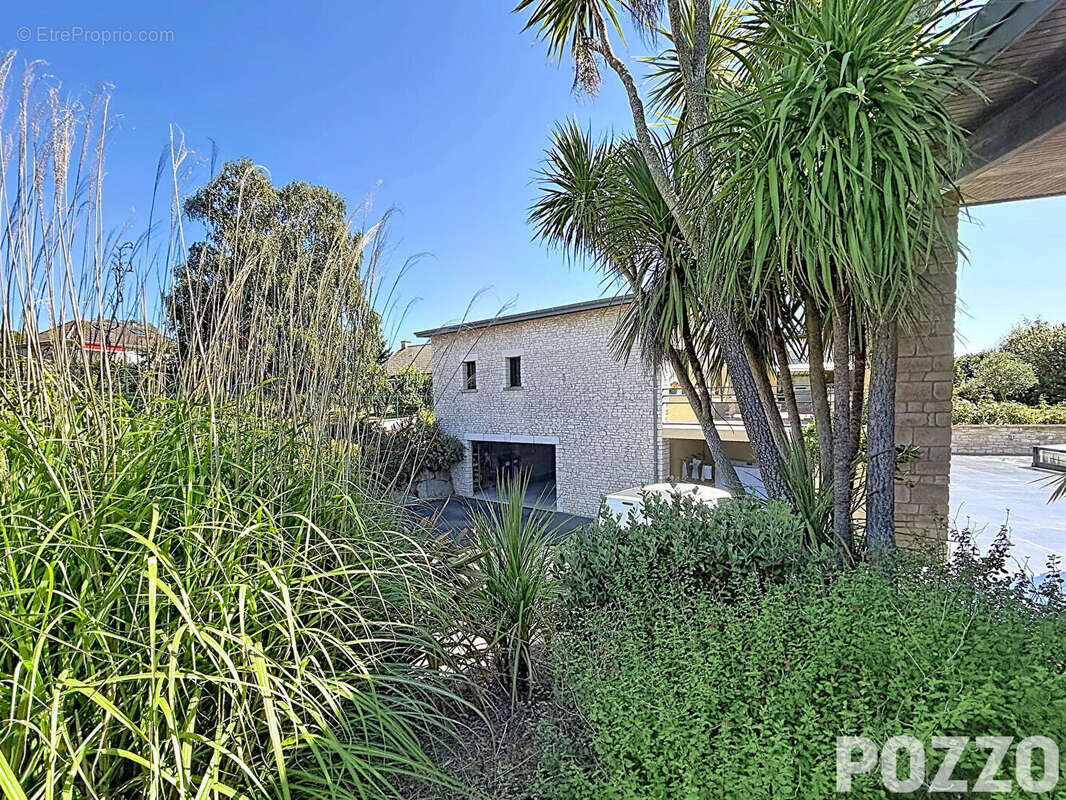 Élégance contemporaine aux portes de Granville , Villa d'exception avec piscine, prestations haut de gamme et performance énergé - photo 16