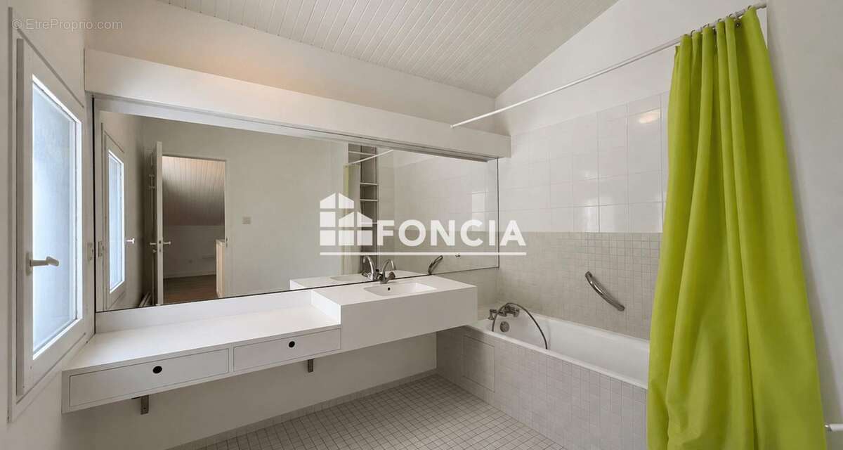 SAINT ISMIER - Magnifique appartement duplex en dernier étage avec piscine - photo 16